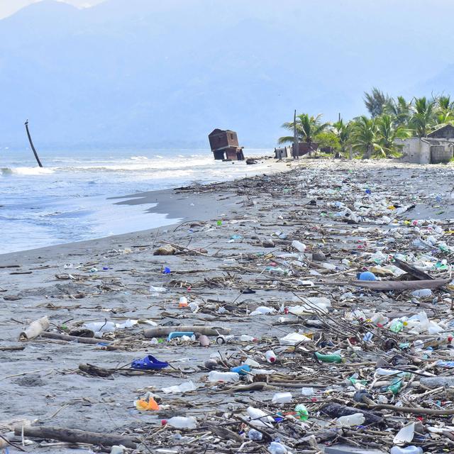 Une plage jonchée de déchets abandonnés par les touristes, au bord de l'océan pacifique à Cuyamel au Honduras. [EPA - Jose Valle - Keystone]