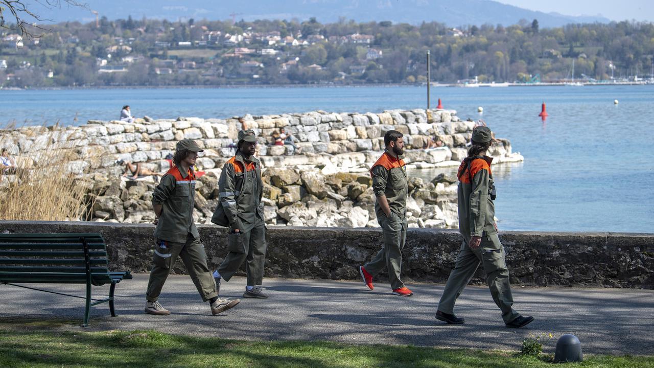 Des membres de la protection civile patrouillent autour de la rade de Genève pour contrôler l'éloignement social afin d'empêcher le rassemblement de plus de 5 personnes pendant le semi-confinement, le 5 avril 2020. [KEYSTONE - Martial Trezzini]