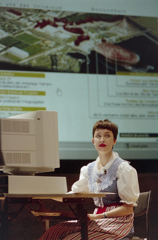 Le 15 juillet 1998, la directrice artistique Pipilotti Rist présente à la presse ce qui s'appelait alors encore Expo.01. [Keystone - Christoph Ruckstuhl]