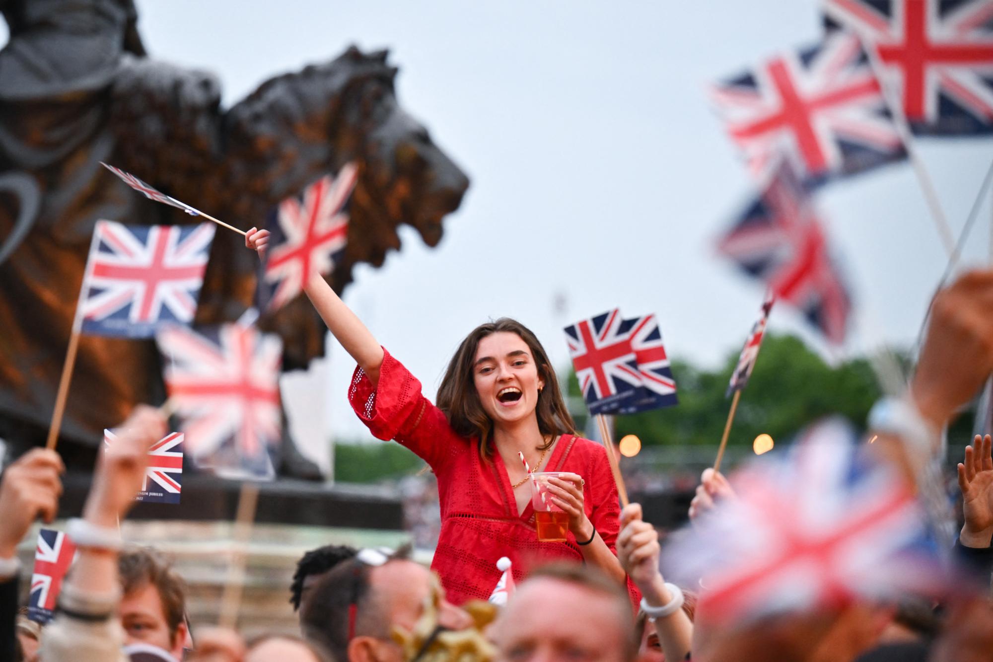 Le public en liesse lors du concert géant devant le palace de Buckingham, le 4 juin 2022. [AFP - Jeff J Mitchell]