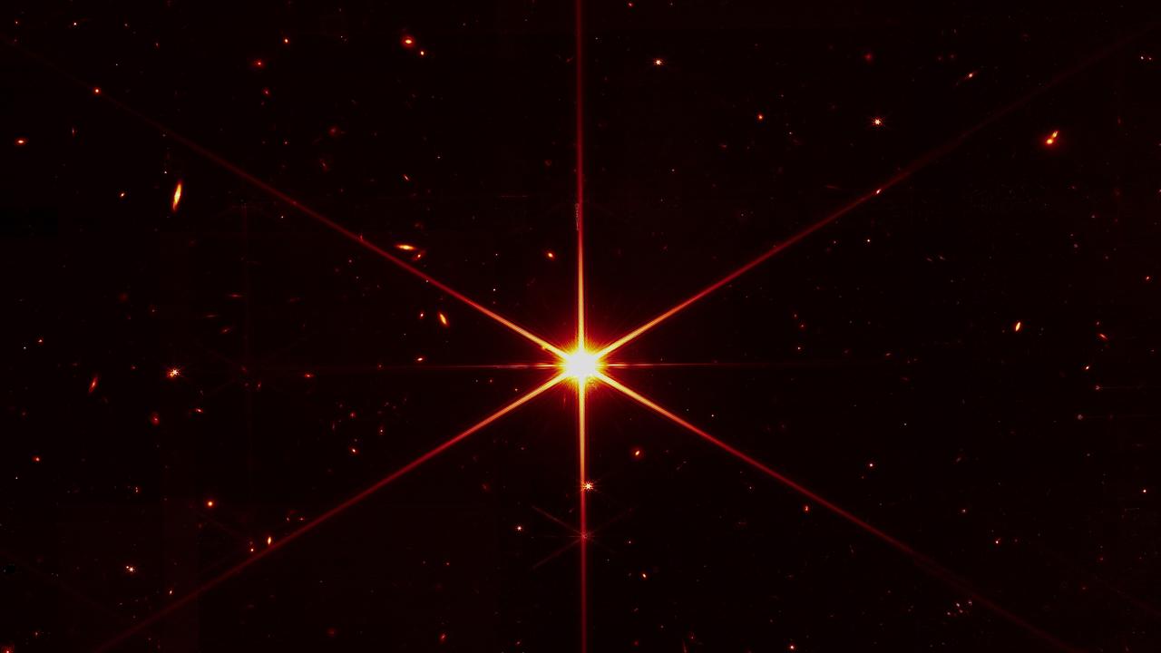 Alors que le but de cette image était de se concentrer sur l'étoile brillante au centre pour évaluer l'alignement, l'optique de Webb et le NIRCam sont si sensibles que les galaxies et les étoiles vues apparaissent en arrière-plan. [NASA/STScI - JWST]