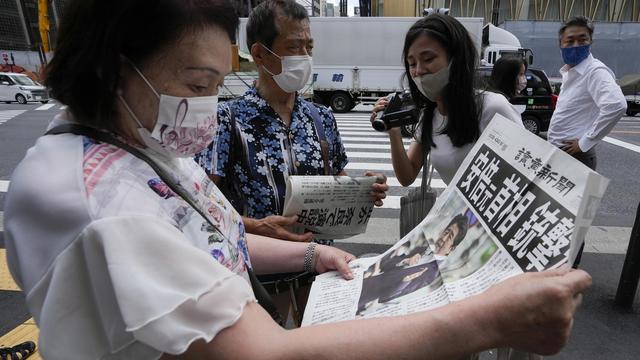 Les réactions ont afflué du monde entier après l'annonce de la mort de l'ancien Premier ministre japonais Shinzo Abe vendredi à Nara. [Keystone - Kimimasa Mayama]