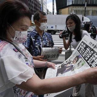 Les réactions ont afflué du monde entier après l'annonce de la mort de l'ancien Premier ministre japonais Shinzo Abe vendredi à Nara. [Keystone - Kimimasa Mayama]