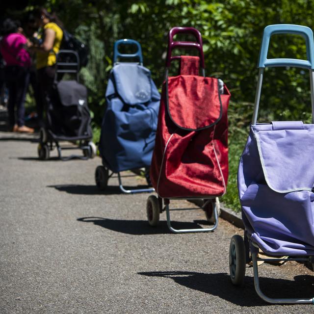 Des personnes en situation de pauvreté attendent une distribution alimentaire de la structure "Le Point d'Appui" lors de la crise du Coronavirus (Covid-19), le mercredi 20 mai 2020 à Lausanne. [KEYSTONE - Jean-Christophe Bott]