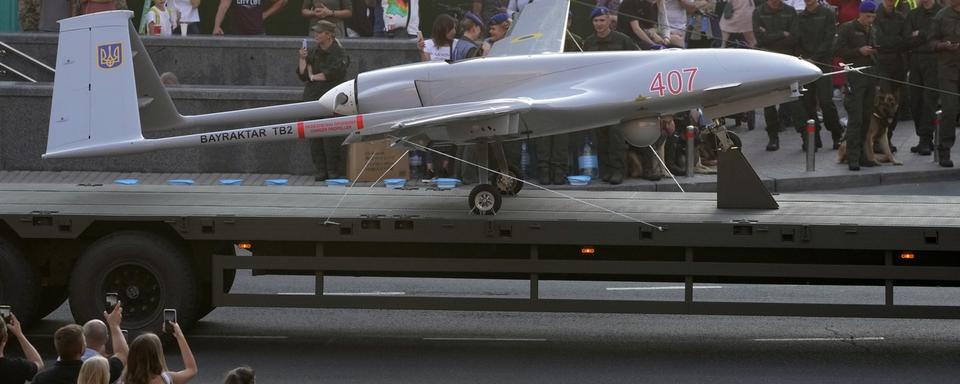 Un drone Bayraktar TB2 présenté ici à Kiev durant une répétition de la parade militaire du jour de l'indépendance, le 20 août 2021. [Keystone - Efrem Lukatsky]