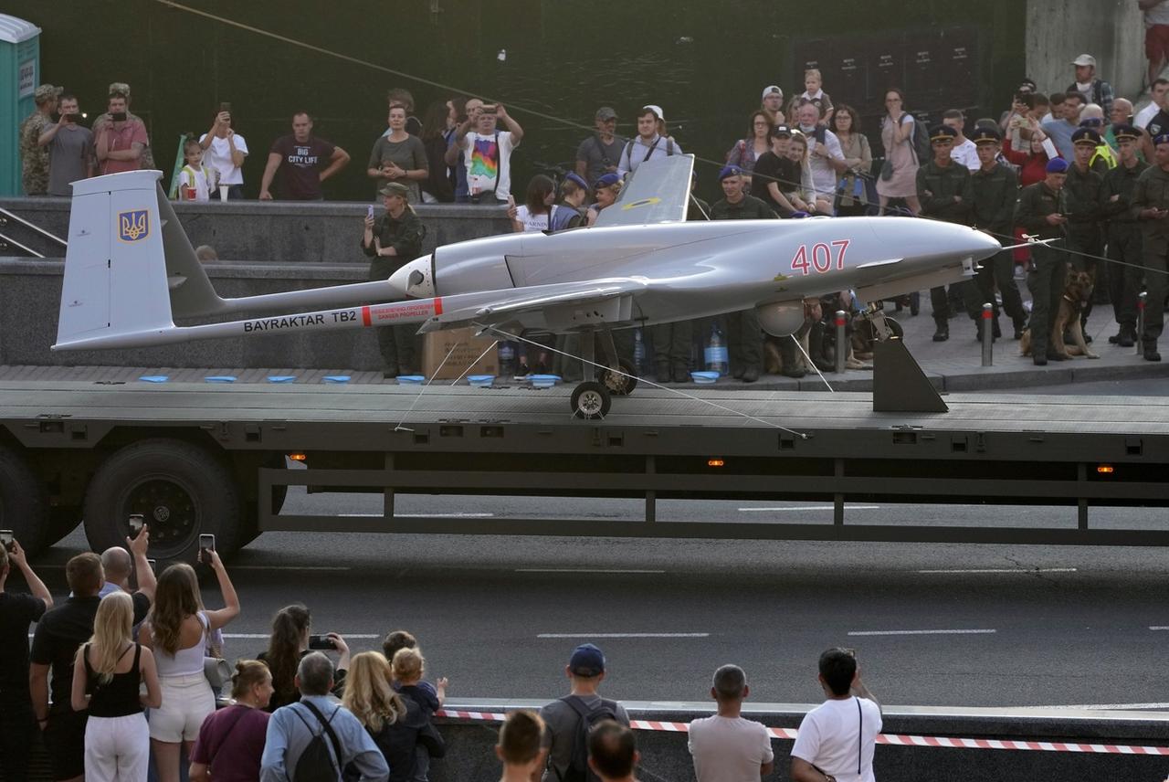 Un drone Bayraktar TB2 présenté ici à Kiev durant une répétition de la parade militaire du jour de l'indépendance, le 20 août 2021. [Keystone - Efrem Lukatsky]