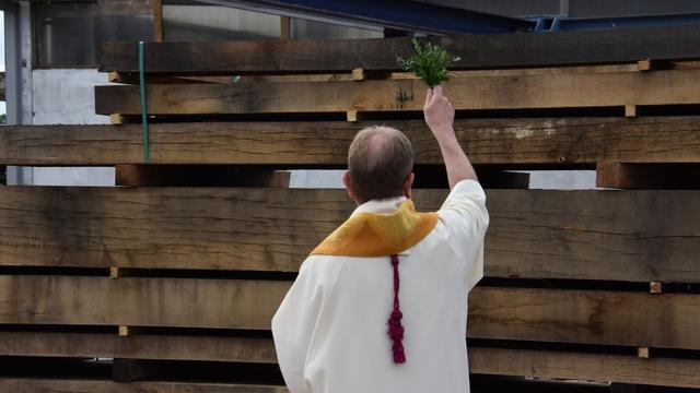 A Vendlincourt (JU), des poutres destinées à la charpente de la nouvelle flèche de Notre-Dame de Paris ont reçu une bénédiction. [RTS - Gaël Klein]