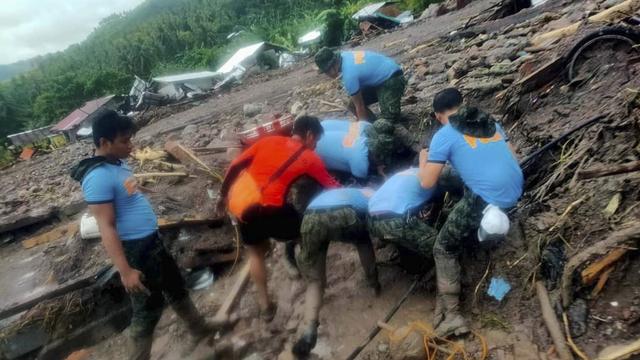 Secouristes sur les lieux d'un glissement de terrain dans la province de Maguindanao. [AP/Keystone - Philippine Coast Guard]