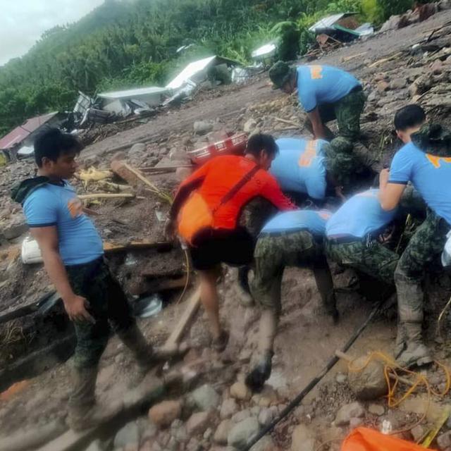 Secouristes sur les lieux d'un glissement de terrain dans la province de Maguindanao. [AP/Keystone - Philippine Coast Guard]