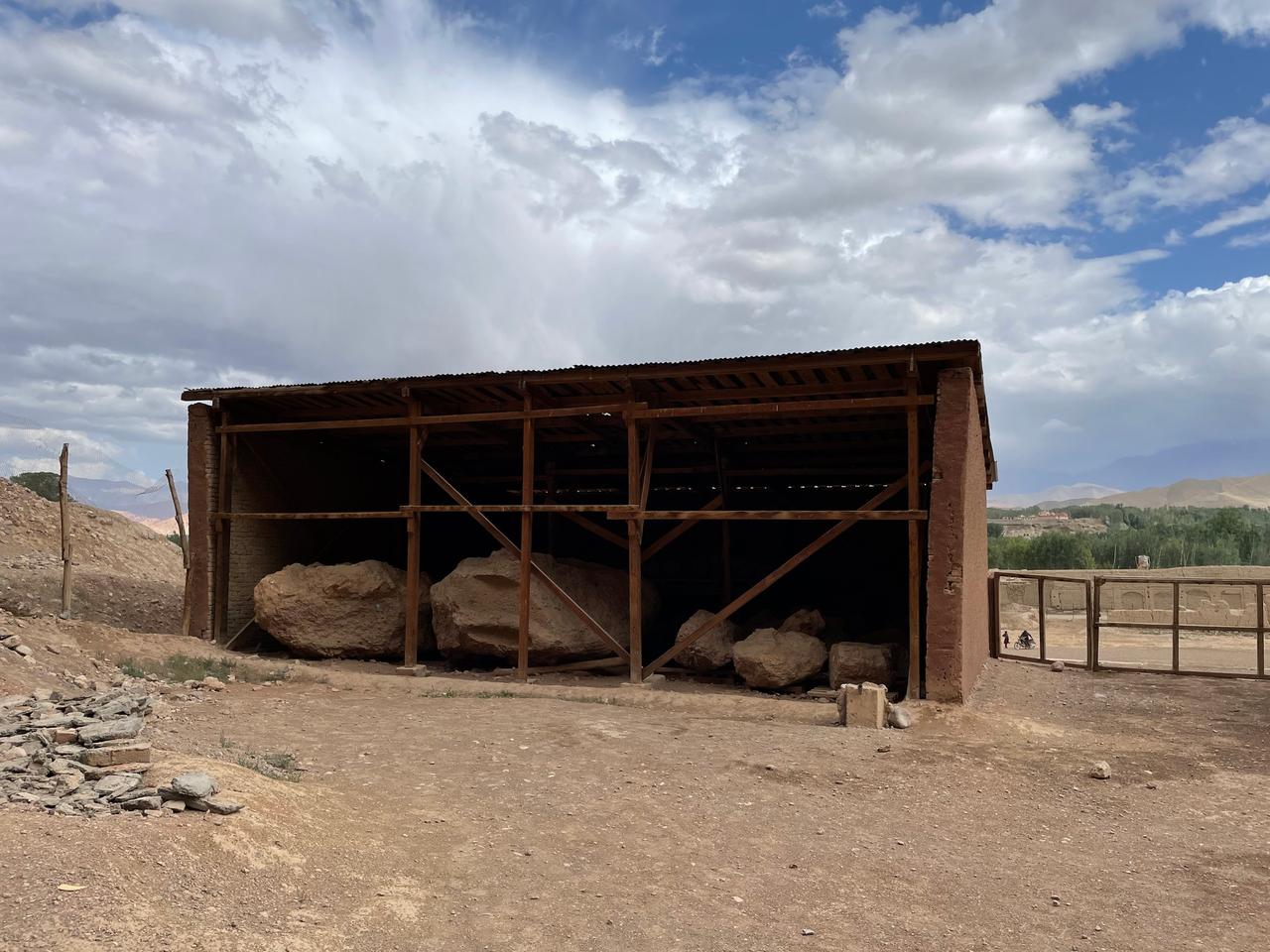 Les restes des Bouddhas détruits de Bamiyan sommeillent désormais dans des abris de fortune. [RTS - Raphaël Grand]