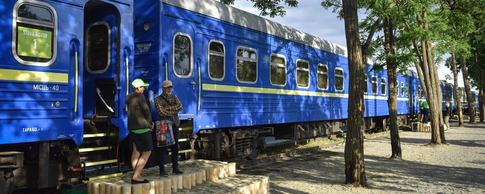 La population d'Irpin est relogée dans des trains. [KEYSTONE - OLEG PETRASYUK]