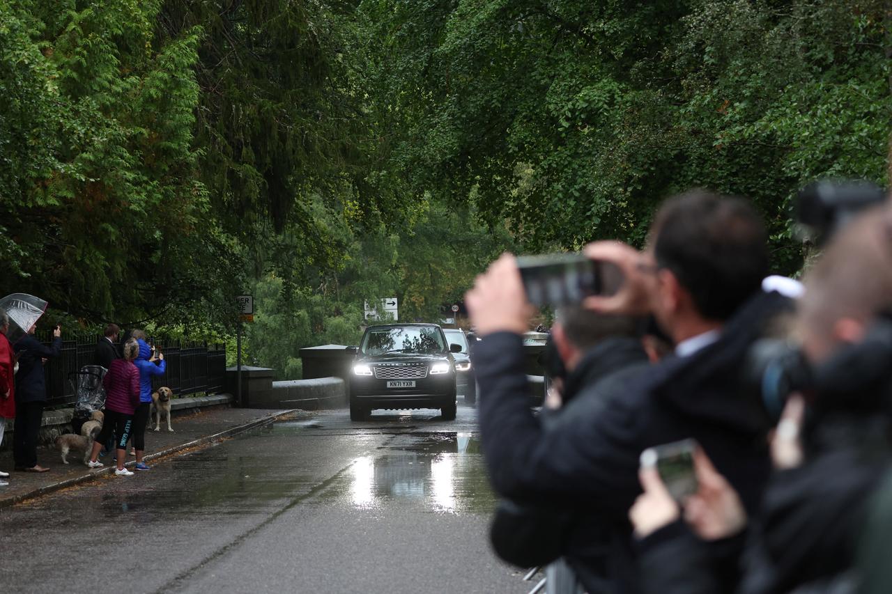 Les princes William, Edward et Andrew arrivent à Balmoral. [Reuters - Russell Cheyne]