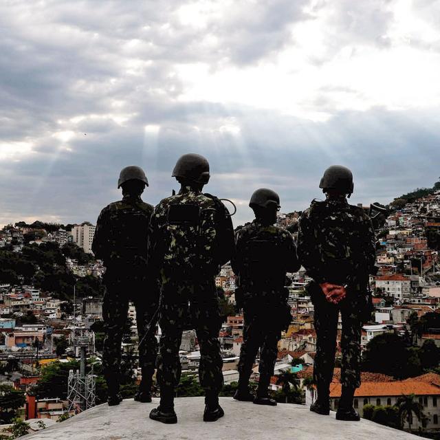 Membres des forces armées brésiliennes et de la police sur une colline surplombant une partie de la favela Morro da Mineira dans le quartier de Catumbi, Rio de Janeiro, Brésil, le 27 octobre 2017. [EPA/EFE/Keystone - Marcelo Sayao]