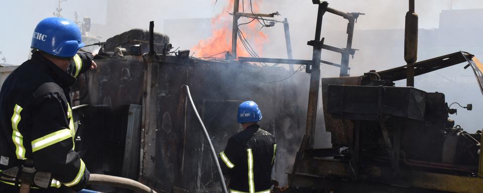 Des pompiers dans le port d'Odessa. [Reuters - Press service of the Joint Forces of the South Defence/Handout]