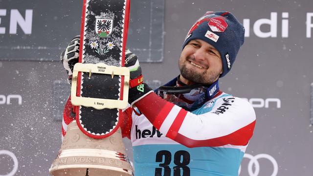 L'Autrichien Johannes Strolz célèbre sur le podium d'un slalom masculin de Coupe du monde de ski alpin, à Adelboden, en Suisse, dimanche 9 janvier 2022. [AP Photo/KEYSTONE - Giovanni Maria Pizzato]