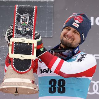 L'Autrichien Johannes Strolz célèbre sur le podium d'un slalom masculin de Coupe du monde de ski alpin, à Adelboden, en Suisse, dimanche 9 janvier 2022. [AP Photo/KEYSTONE - Giovanni Maria Pizzato]