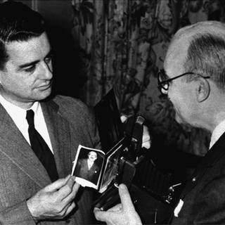 Le 28 novembre 1948, le premier Polaroïd est mis en vente dans un grand magasin de Boston. [AP Photo - Str]