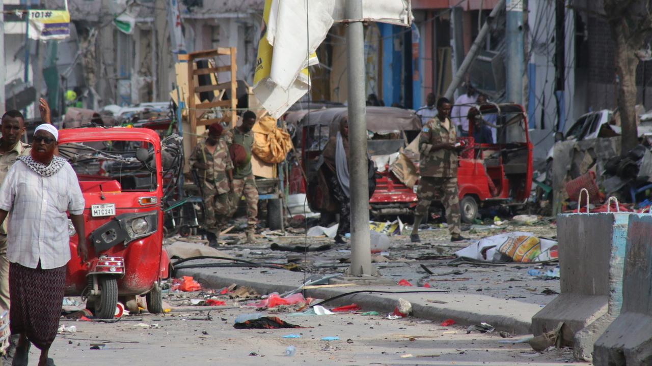 L'attentat a été commis sur une artère très fréquentée du centre de Mogadiscio. [EPA/Keystone - Said Yusuf Warsame]