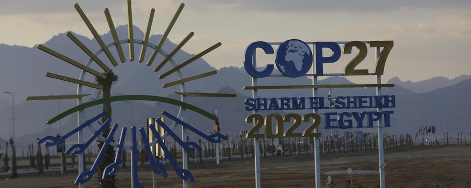 Le soleil se couche derrière les panneaux de signalisation du sommet climatique COP27, dans la station balnéaire de Charm el-Cheikh, dans le sud du Sinaï, en Égypte, mercredi 9 novembre 2022. [Thomas Hartwell / AP Photo]