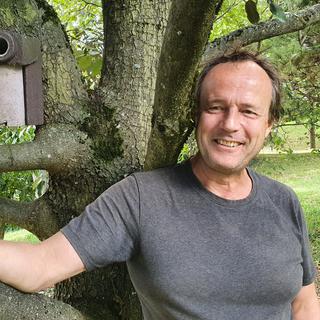 Sébastien Moret jardin ornithologue pose des nichoirs dans l'immense propriété dont il s'occuppe sur la Côte. [RTS - X.Bloch]