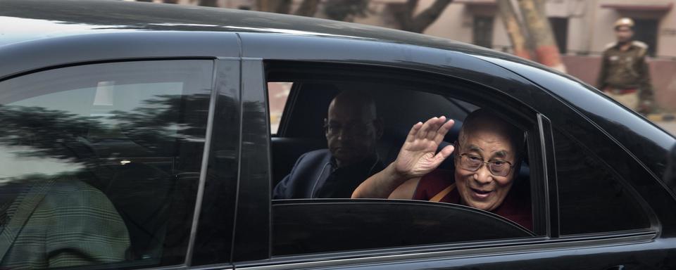 Le leader spirituel du bouddhisme tibétain, le Dalaï-Lama Tenzin Gyatso, lors d'une visite en Inde. [Keystone/AP Photo - Manish Swarup]