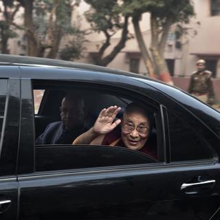 Le leader spirituel du bouddhisme tibétain, le Dalaï-Lama Tenzin Gyatso, lors d'une visite en Inde. [Keystone/AP Photo - Manish Swarup]