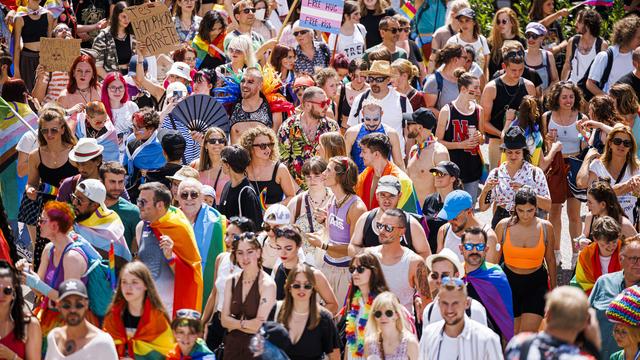 Plus de 6000 personnes à la Marche des fiertés de Bulle [Keystone - Valentin Flauraud]