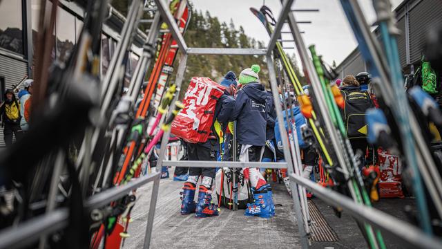 Des skieurs au Col du Pillon (VD) le 12 novembre 2022. [Keystone - Valentin Flauraud]