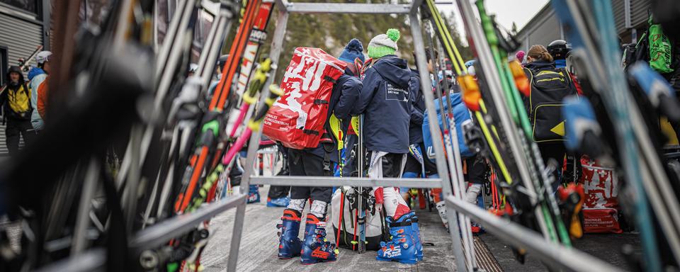 Des skieurs au Col du Pillon (VD) le 12 novembre 2022. [Keystone - Valentin Flauraud]