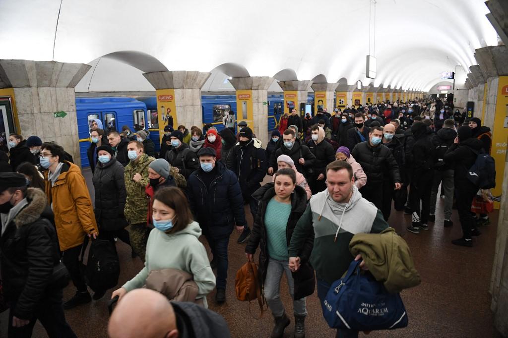 Des dizaines d'habitants de Kiev tentent de fuir la ville. [AFP - Daniel Leal]