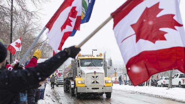 Des personnes sont rassemblé à Edmonton, au Canada, en soutien à la manifestation contre les mesures sanitaires dans la capitale Ottawa. [KEYSTONE - Jason Franson / The Canadian Press / AP]