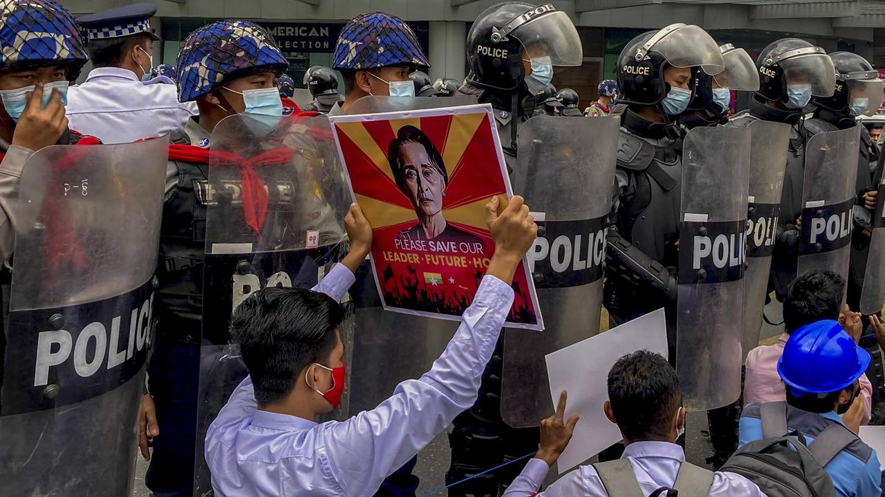 Des dizaines de milliers de personnes protestent contre le coup d'Etat militaire dans les rues de Rangoun, la plus grande ville de Birmanie, le 18 février 2021. [AP photo]