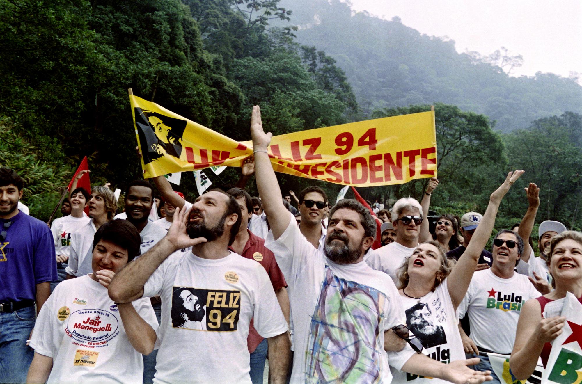 Lula lors de sa campagne de 1994, avec ses partisans et son épouse, Mariza (2e à droite). [AFP - Antonio Scorza]
