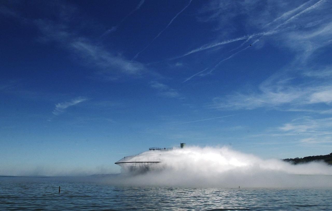 Le nuage sur l'arteplage d'Yverdon le 15 mai 2002. [Keystone - Gaetan Bally]