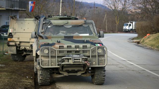 Un camion militaire appartenant aux soldats italiens membres du KFOR, mission pour la préservation de la paix de l'Otan, à la frontière serbo-kosovare. [AP Photo/Keystone - Visar Kryeziu]