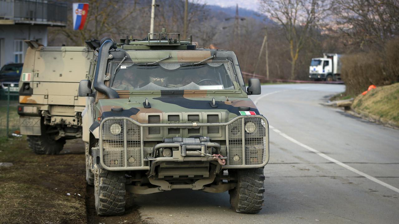Un camion militaire appartenant aux soldats italiens membres du KFOR, mission pour la préservation de la paix de l'Otan, à la frontière serbo-kosovare. [AP Photo/Keystone - Visar Kryeziu]