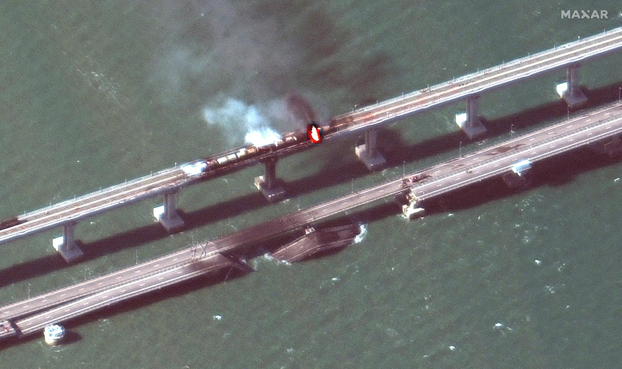 Vue aérienne des dégâts du pont de Crimée. [Reuters - Maxar Technologies]