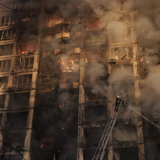 Un bâtiment en flamme à Kiev en Ukraine. [AP Photo/Keystone - Felipe Dana]