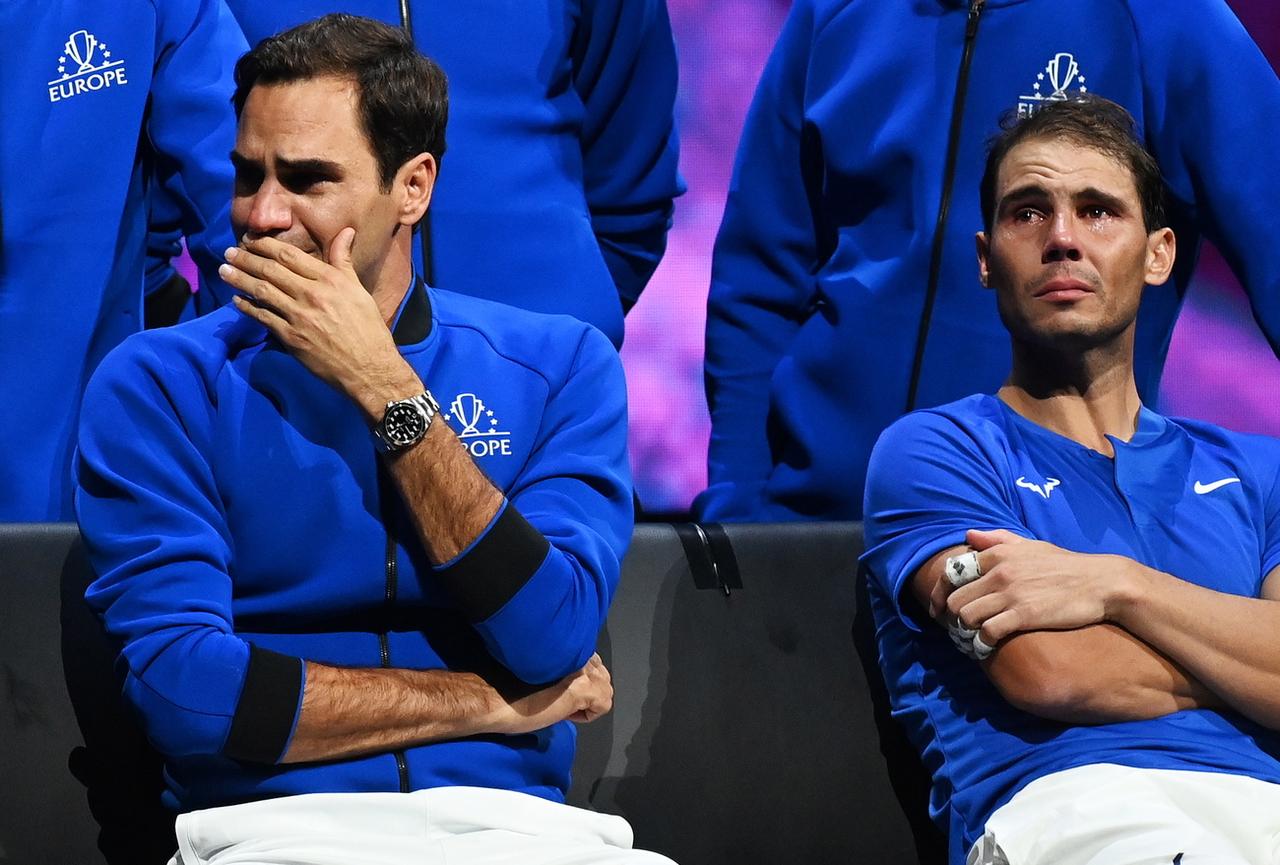 L'émotion de Roger Federer et Rafael Nadal au moment de l'hommage rendu à la fin de la carrière du Bâlois. [Keystone - EPA/Andy Rain]