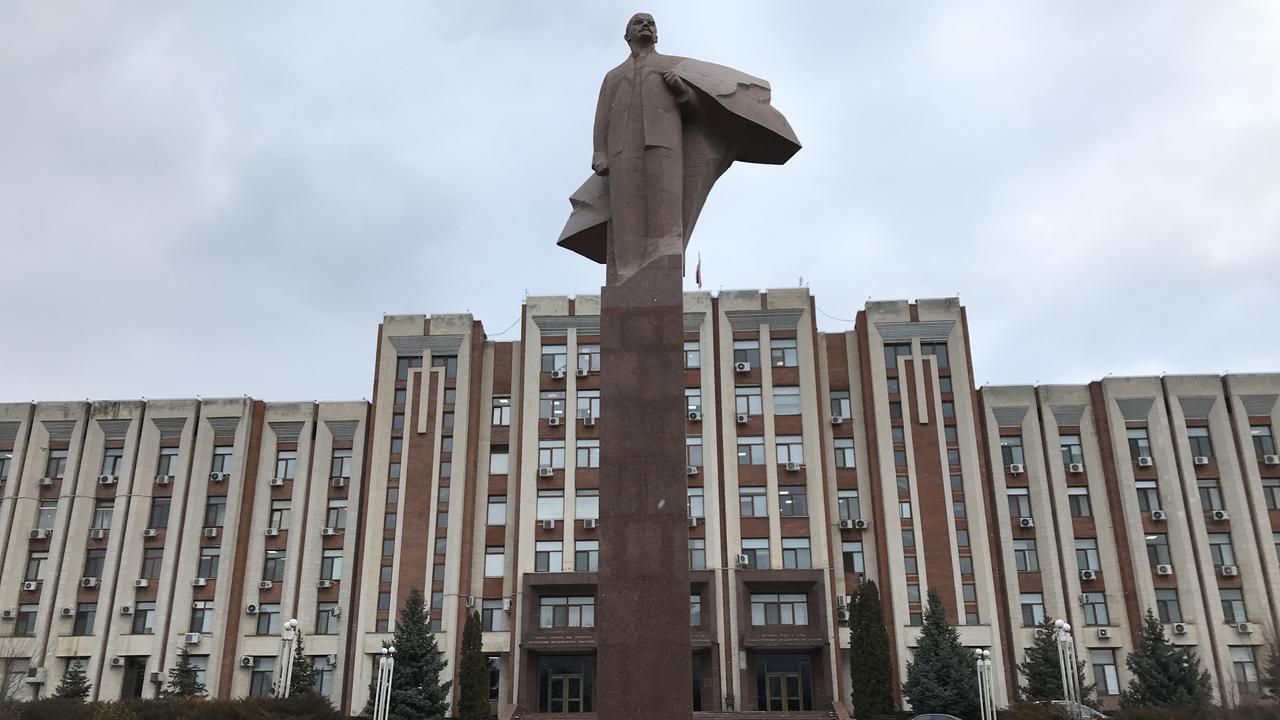 La statue de Lénine devant le Parlement de Tiraspol. [RTS - Maurine Mercier]