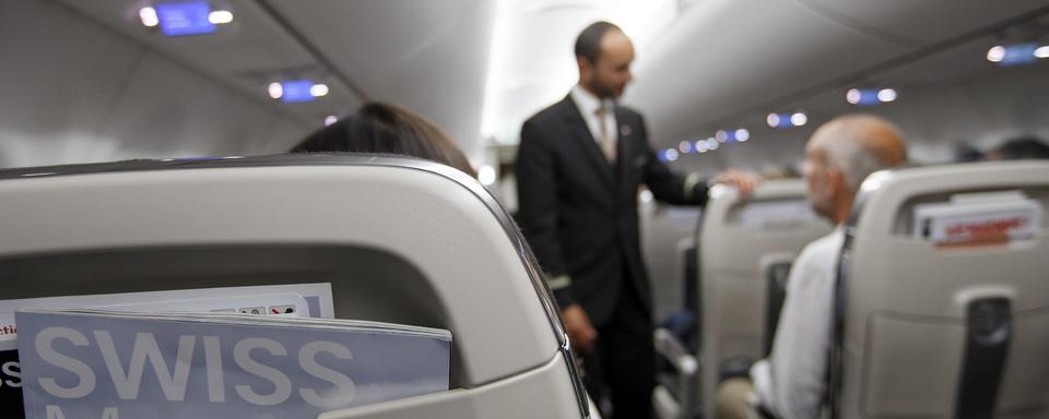 Un steward de Swiss parle à un passager lors d'un vol en juin 2017. (photo prétexte) [Keystone - Salvatore Di Nolfi]