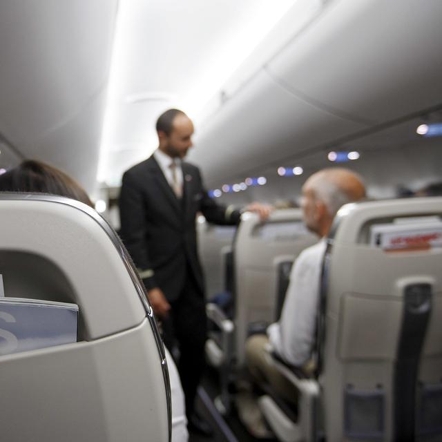 Un steward de Swiss parle à un passager lors d'un vol en juin 2017. (photo prétexte) [Keystone - Salvatore Di Nolfi]