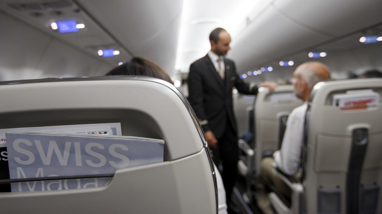 Un steward de Swiss parle à un passager lors d'un vol en juin 2017. (photo prétexte) [Keystone - Salvatore Di Nolfi]