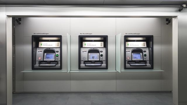 Le patron de la Bourse suisse estime que "dans cinq ans un distributeur de billets sur deux aura disparu". [Keystone - Gian Ehrenzeller]