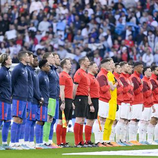 Les équipes suisse et anglaise lors des hymnes nationaux avant leur rencontre amicale à Wembley. [Keystone - Georgios Kefalas]