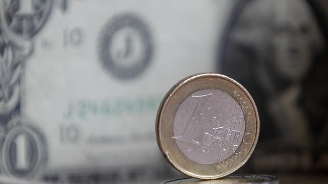 L'euro atteint la parité avec le dollar, une première depuis 2002. [Keystone - Frank Augstein]