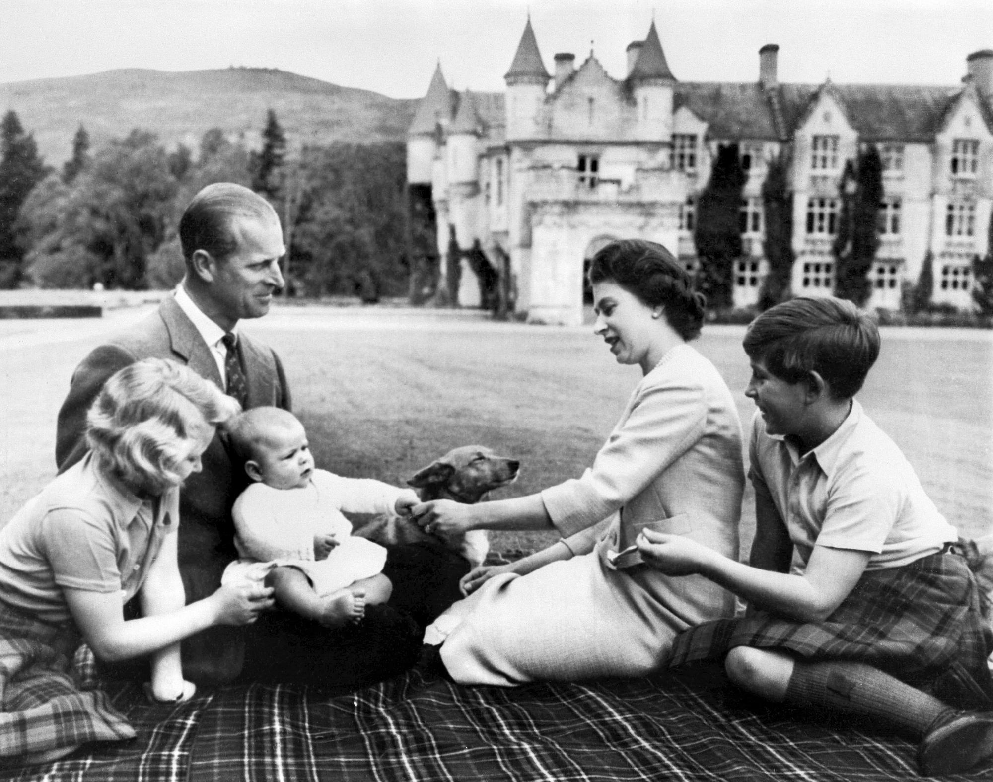 La reine Elizabeth II, le prince Philip et leurs enfants Anne, Andrew et Charles le 9 septembre 1960 sur les pelouses du Château de Balmoral. [AFP]