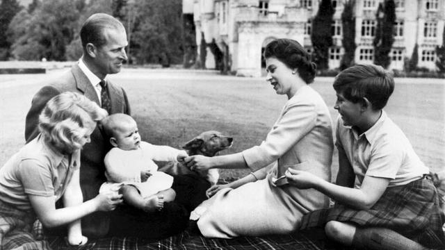 La reine Elizabeth II, le prince Philip et leurs enfants Anne, Andrew et Charles le 9 septembre 1960 sur les pelouses du Château de Balmoral. [AFP]