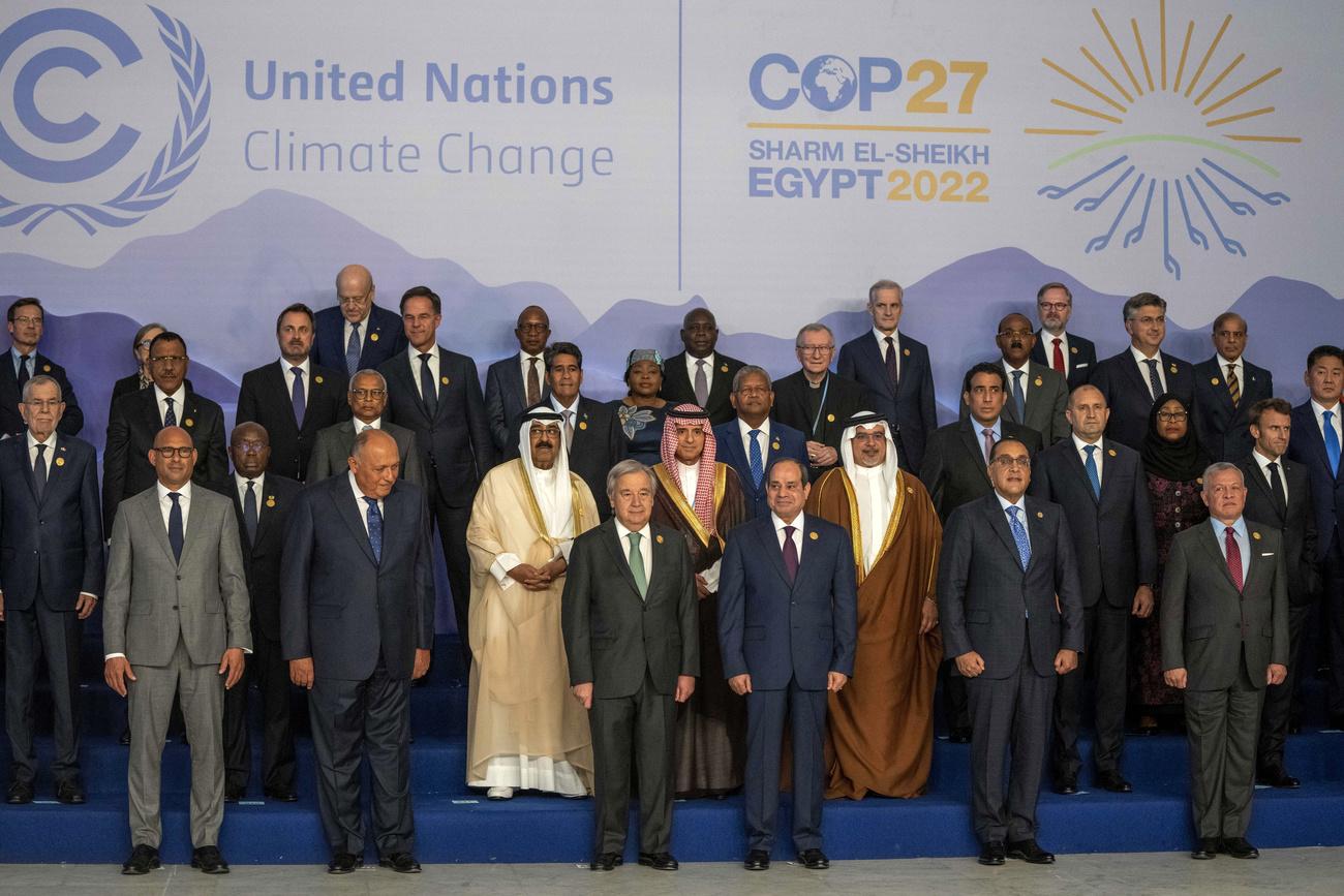 Le secrétaire général de l'ONU Antonio Guterres et le président égyptien  Abdel Fattah El-Sissi (au centre) à l'ouverture de la COP27. [Keystone - AP Photo/Nariman El-Mofty]