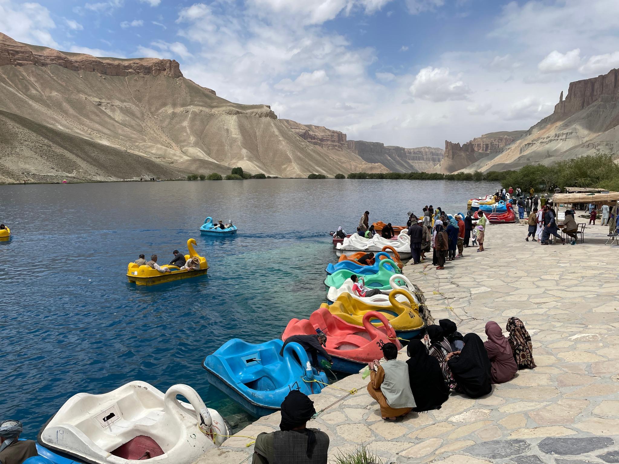 Balade en pédalo sur un lac afghan, à Band-e Amir. [RTS - Raphaël Grand]